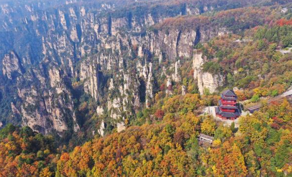 张家界：多彩峰林景如画